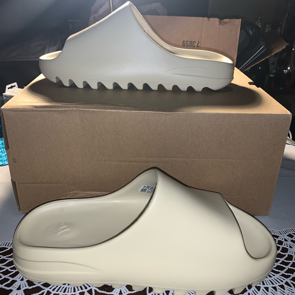 Yeezy Slides (BONE)